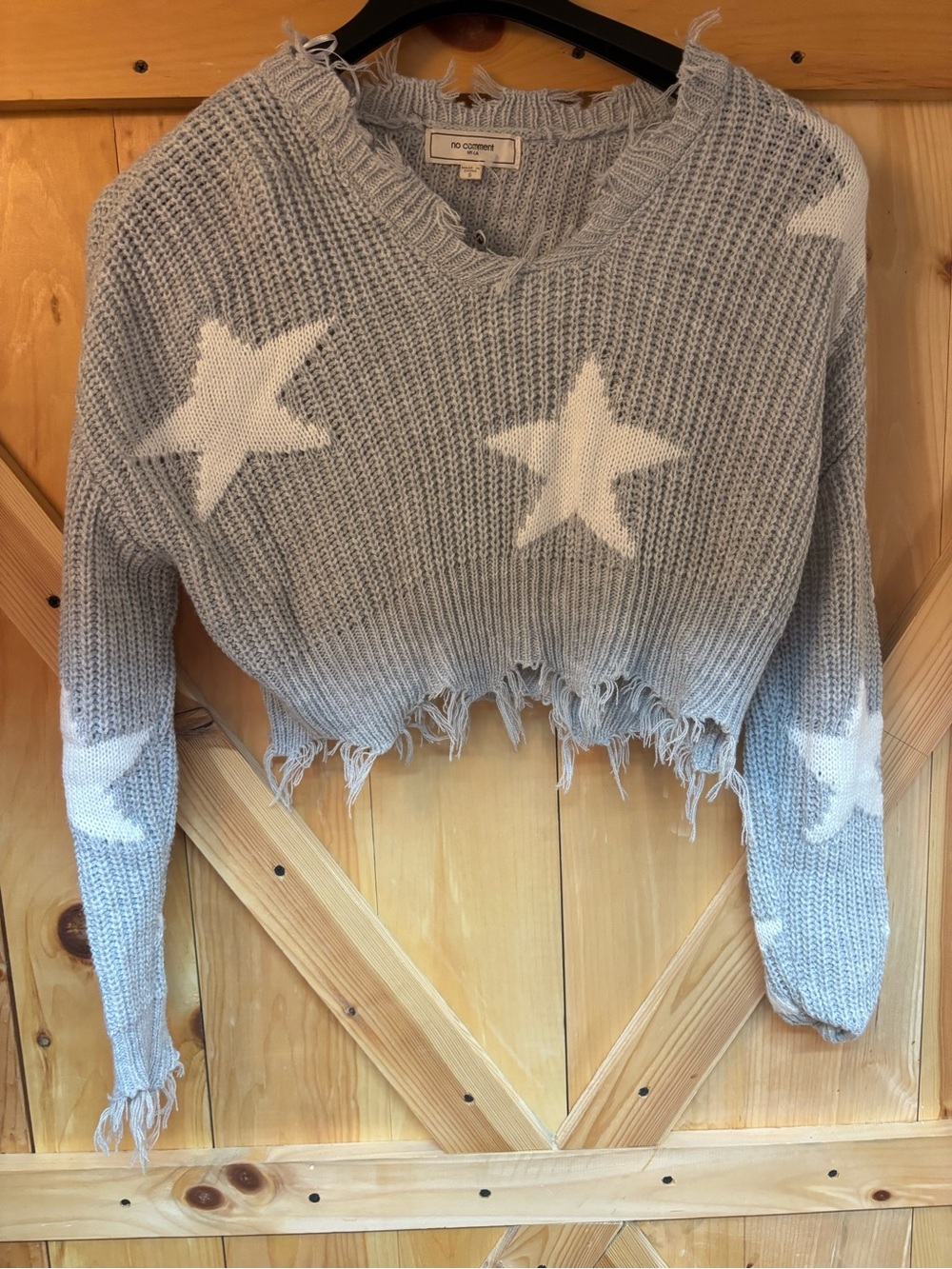 No Comment Light Gray Star-Pattern Distressed V-Neck Sweater size small